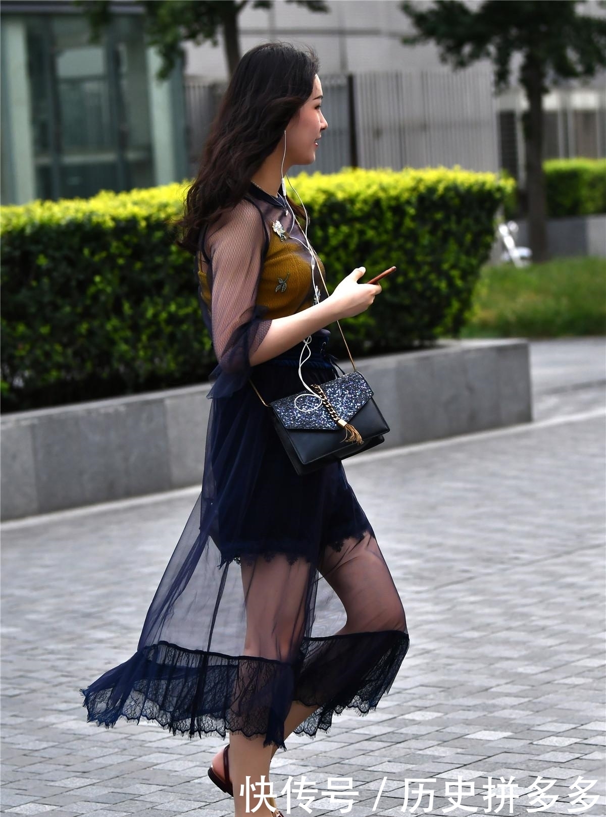 气质|街拍:穿长色连衣裙的小姐姐,气质太美,犹如神仙姐姐