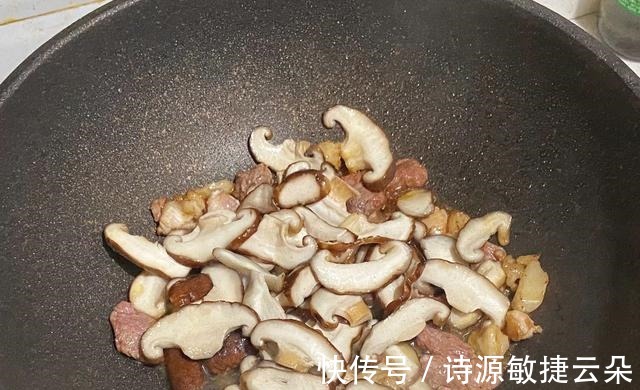 芹菜洋葱|这菜多给家人吃,简单炒一炒,营养足特开胃,太下饭了!