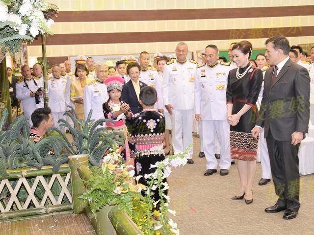 泰王后首次穿黑色短裙!从头到脚全是新首饰,跟诗妮娜打响珠宝战