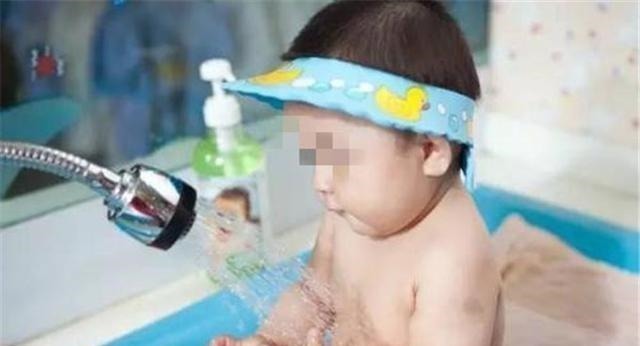 保姆|3岁孩子抗拒洗澡,医院检查表示没毛病,宝妈查看监控才了解真相