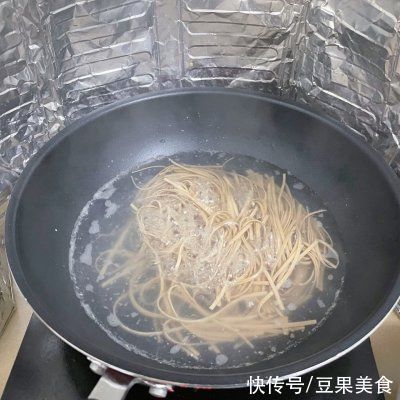 成就|#一勺葱伴侣，成就招牌美味#凉拌荞麦面