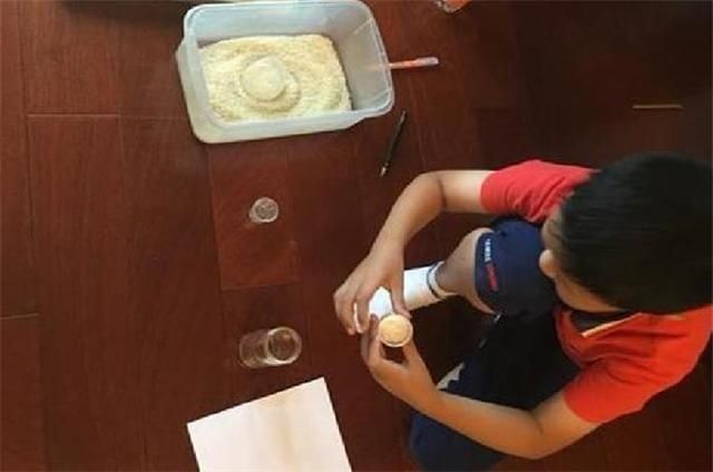 孩子的思维|“老师要我数1万粒米”,宝妈陪孩子数米到半夜,质问老师被打脸