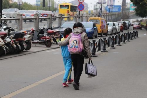 小学生写检讨书，顺着读字字真诚，老师竖着读后：把你爸妈叫来