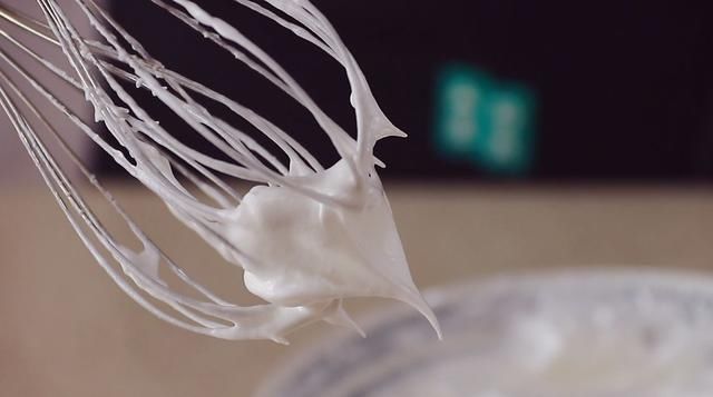 做蛋糕，别只会用烤箱，家里有电饭锅就能做，不会糊锅也不粘底