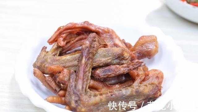 老家来亲戚，花两百多块钱做了11个菜招待，大伙吃了一锅米饭