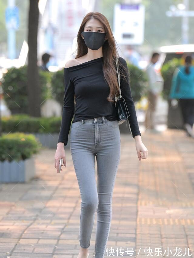 街拍 黑色露肩紧身上衣搭配灰色紧身打底裤,造型十分前卫