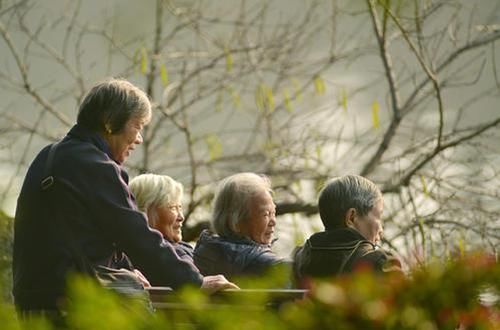  测骨密度|据调查老年人骨折占死因的20%，如何缓解骨质疏松症？要高度重视