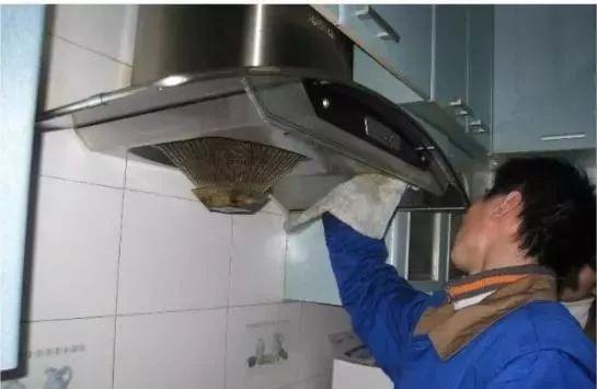 洗抽油烟机时,还在傻傻拆洗吗?教你1招,不须拆开,污垢全洗掉