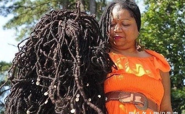 头发|印尼一女子四十年未剪头发,长度接近2米,去医院检查后只好剪掉