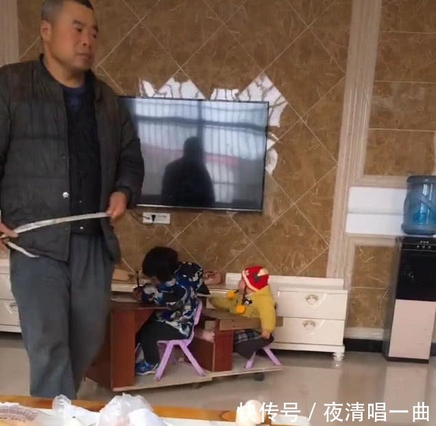 外公自制“遛娃神器”,两个萌娃十分享受,亲妈直呼机智!