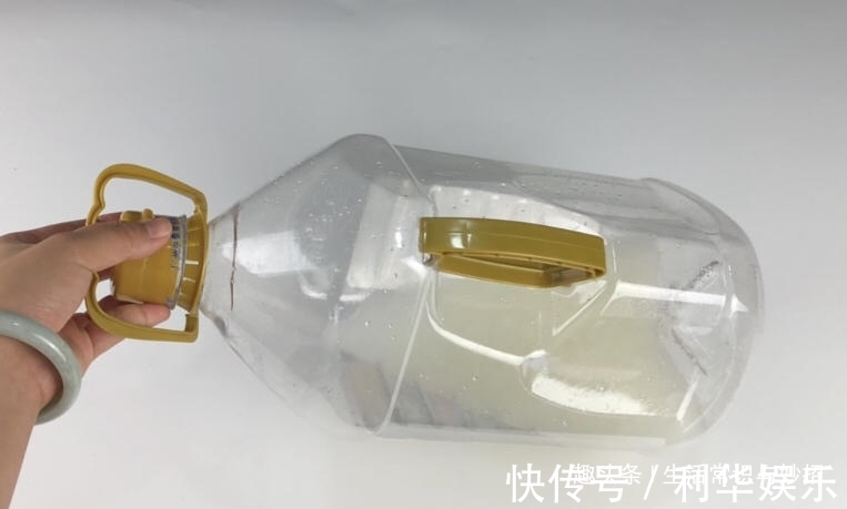 清洗油桶不用一滴洗洁精,把它放进油桶里,洗完跟新的一样干净