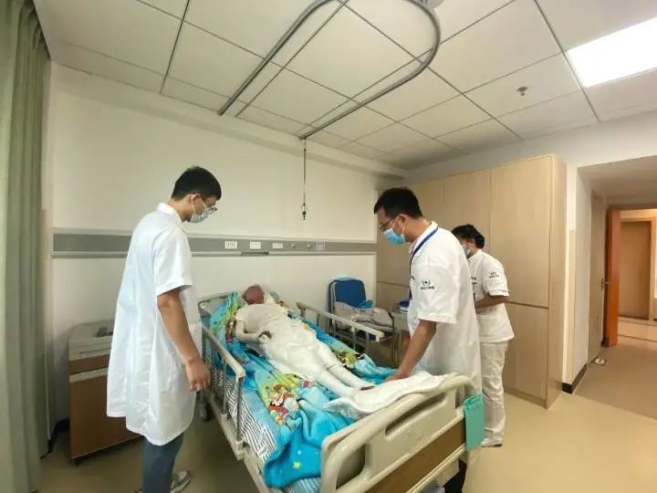 換藥|全身燒傷的19歲小伙出院，媽媽落淚感謝