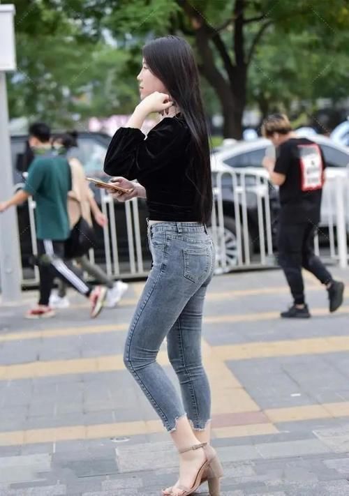 短裤 性感牛仔打底裤搭配黑色时尚上衣,百搭不出错,相当的协调和亮眼