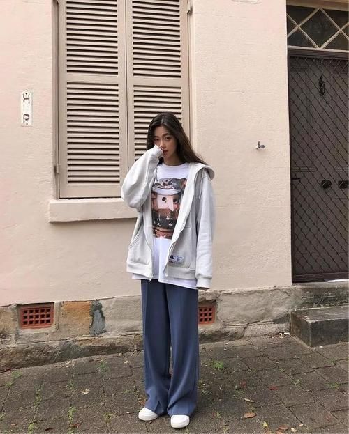 别用裙子配卫衣了！今年流行“卫衣+裤子”，特有范，小个子也爱