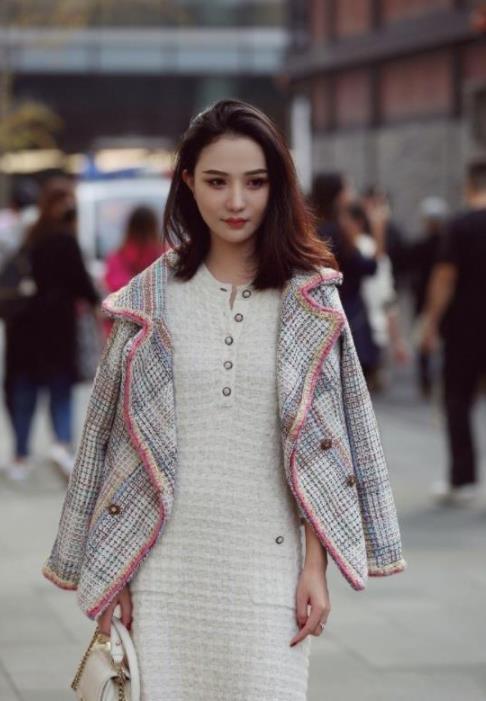 街拍小姐姐靓丽的穿搭,休闲时尚,长相精致甜美可人
