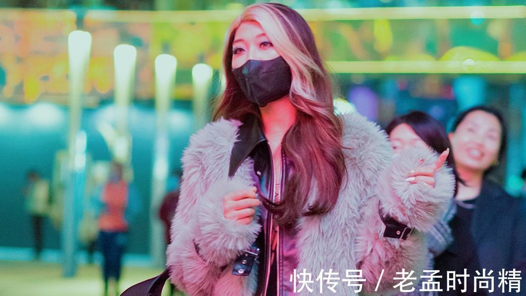 美女|街拍: 俩美女同穿黑皮裙, 黑丝袜配长靴或是光腿穿短靴, 都不错