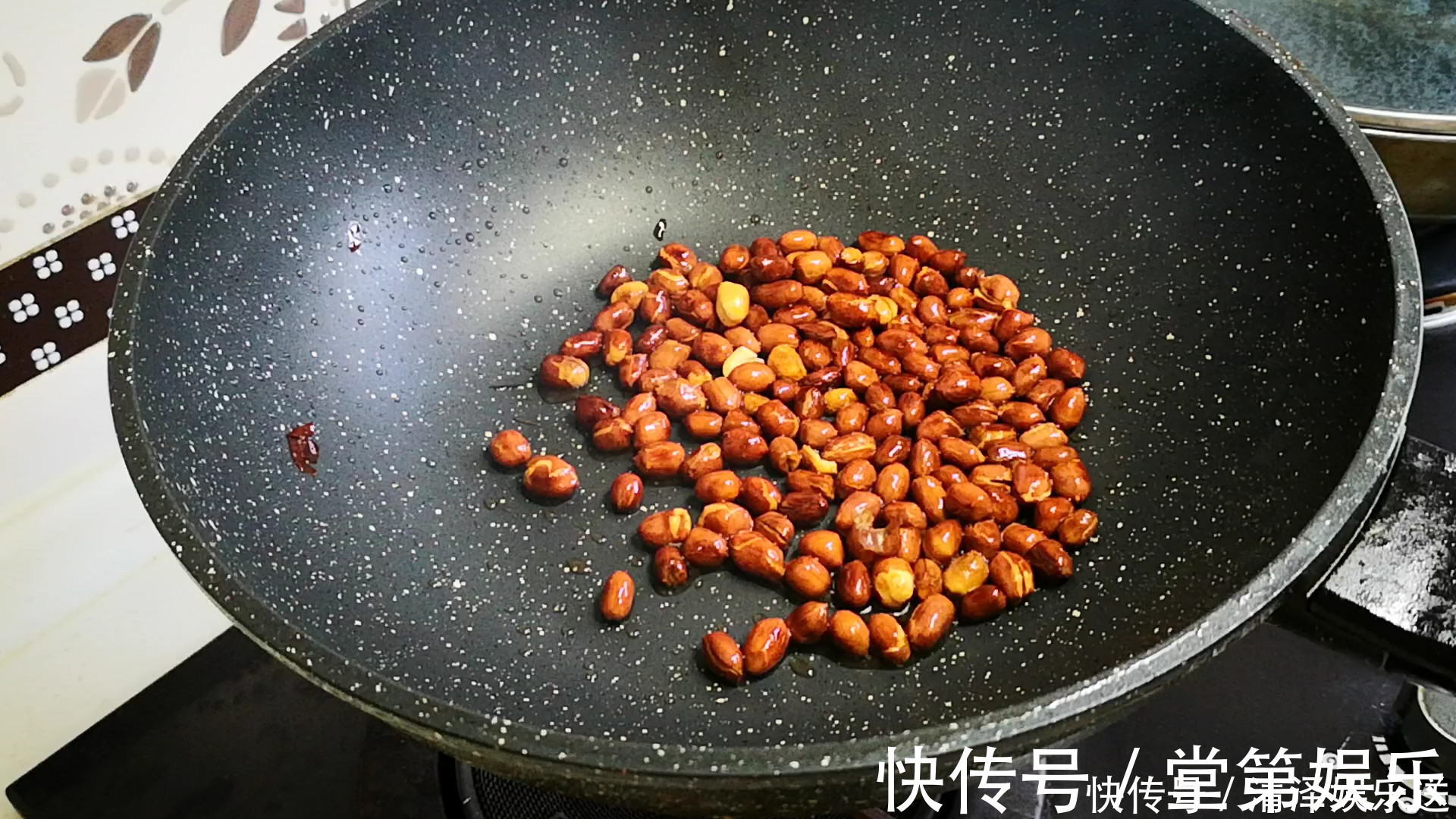 搅拌均匀|吃剩的米饭别再做蛋炒饭,教你农村特色吃法,一顿3个不够吃,香