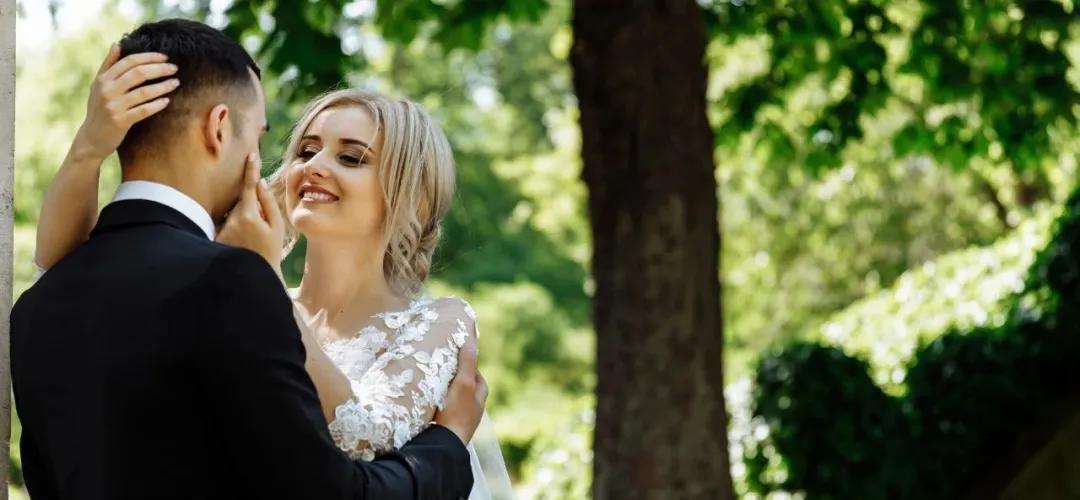 我带男朋友去参加姐妹的婚礼,他谁都不认识,却完全不尴尬