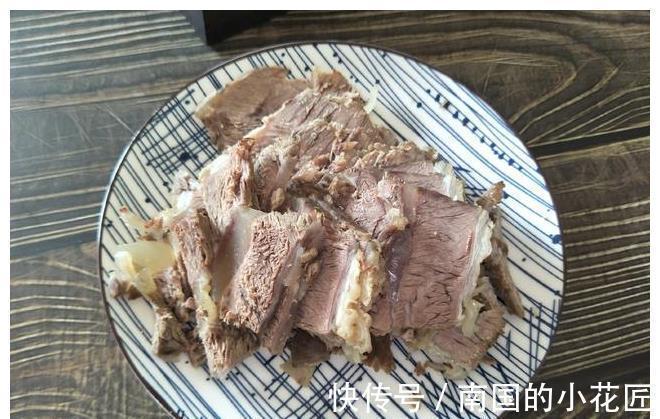 煮牛肉时,总是发柴又塞牙?教你1招,煮出软烂好吃牛肉