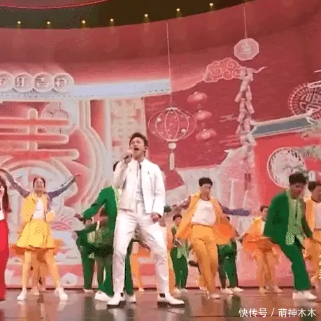 春晚出圈画面!撒贝宁再现错位图,张若昀台下吃烧鸡,邓超嗨翻天。