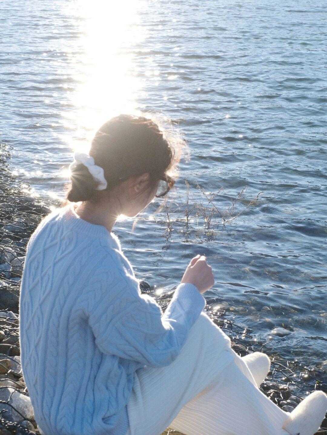 天蓝色 冬天室内穿搭千万别错过“蓝毛衣+白裤”,上身又美又仙,贼好看