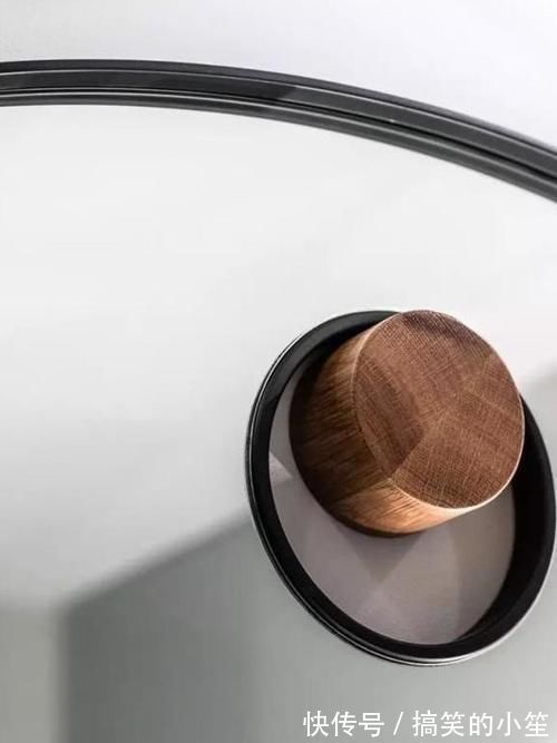 隔断|66㎡两居,以储物柜做隔断,以墨绿和原木配色,实用的文艺范儿