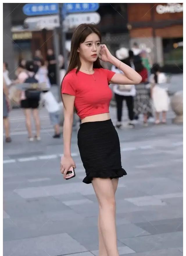 搭配|红色短T恤搭配黑色百褶裙,一种自然的美,凸显完美身材