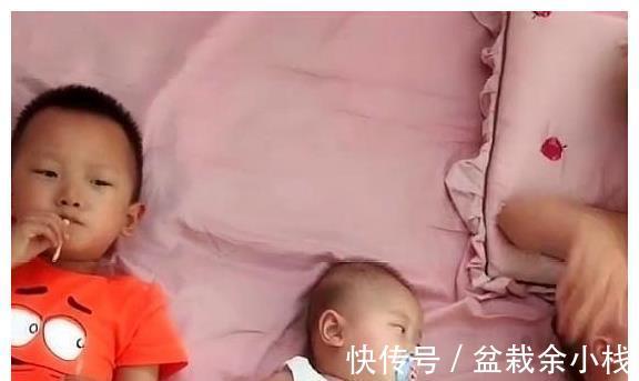 宝妈|宝妈照顾双胞胎,旁边的大宝很无助,网友:谁让你有俩弟弟?