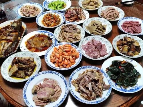 过年晒年夜饭，引来南方北方年夜饭大PK，网友：都是厨师学校毕业的