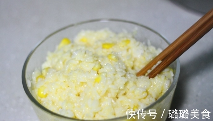 剩米饭只会做蛋炒饭?换个做法,比炒饭简单,吃起来酥香脆