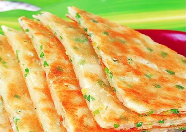 大厨|烙饼时，不能直接放入电饼铛，难怪发硬还不香，大厨教你正确做法