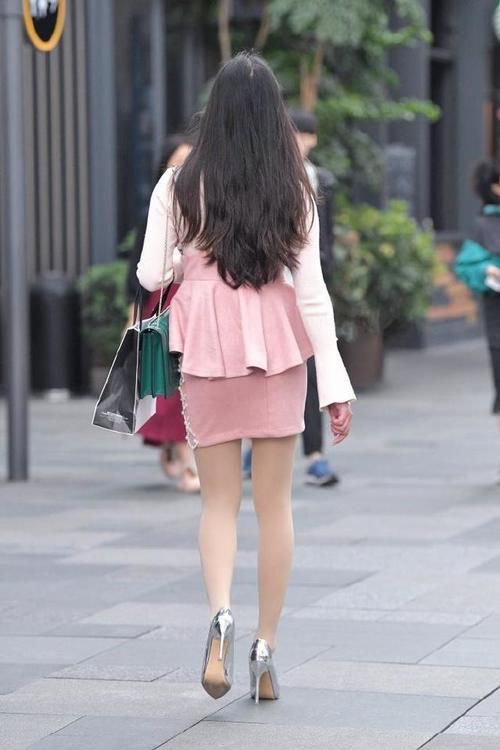 吊带裙内搭针织服，轻盈优雅，气质女孩值得一试