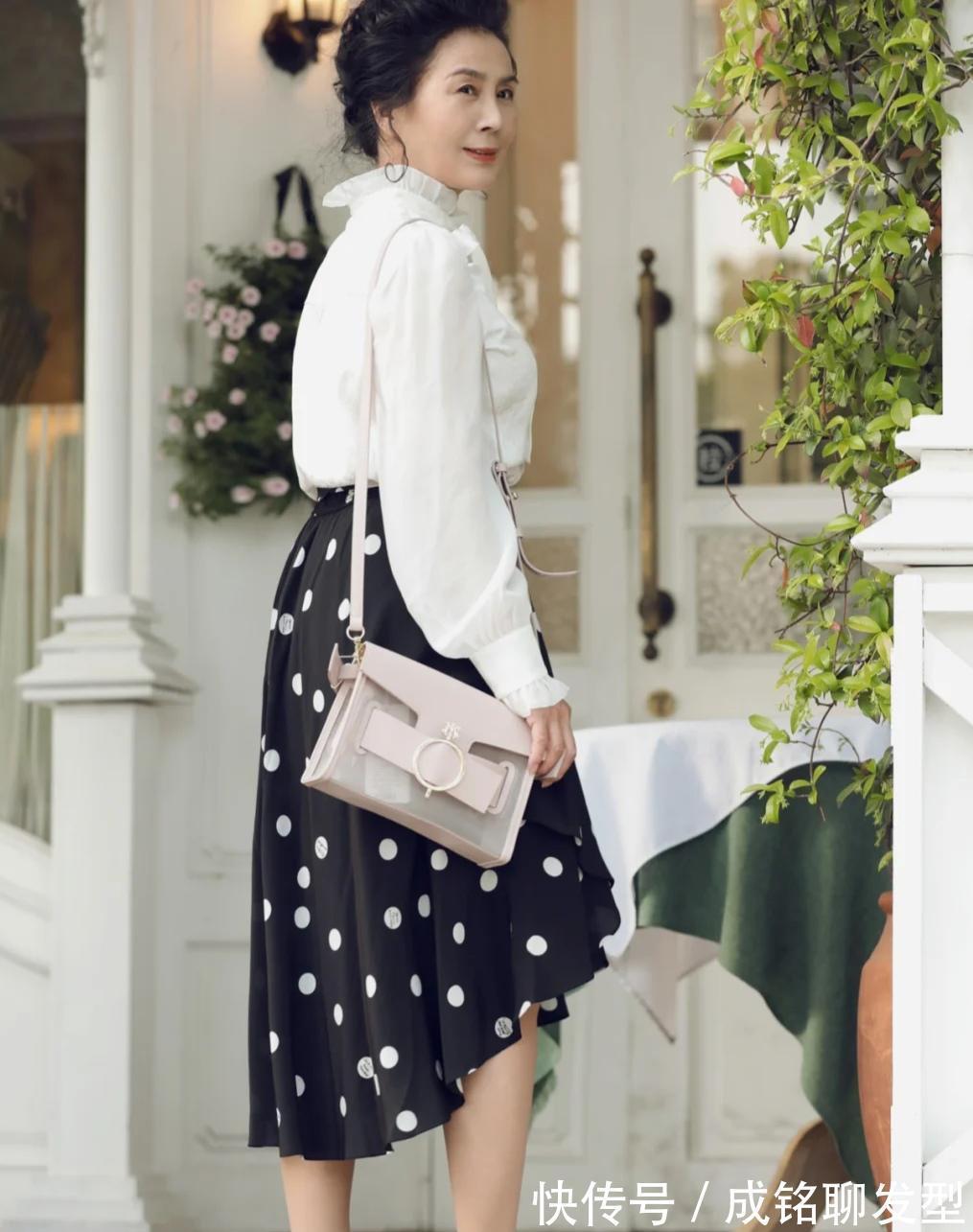 违和感|五六十岁妈妈穿衣太土气,学一下这位阿姨的优雅穿搭,高级又体面