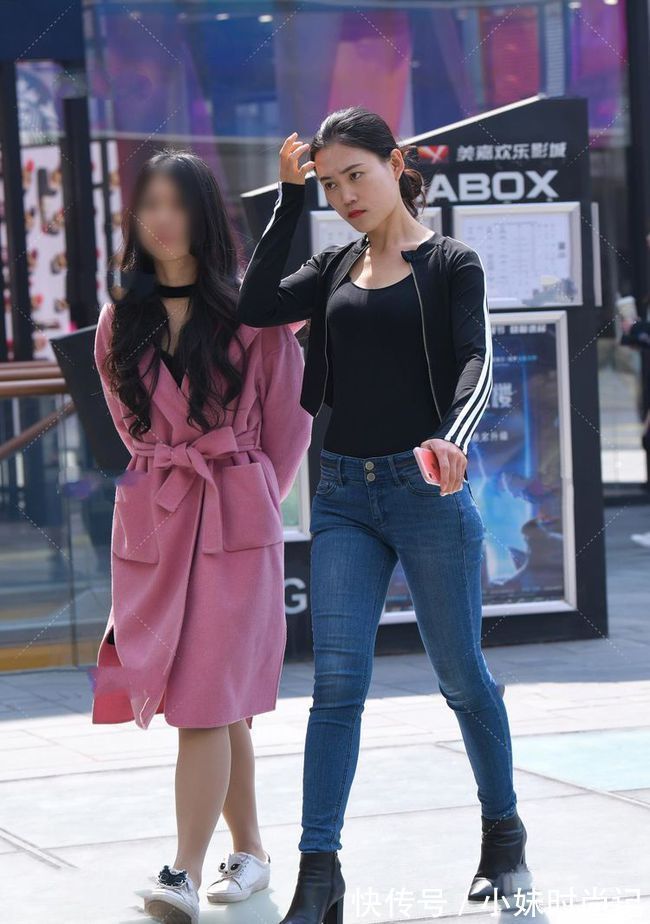 穿搭|黑色无领短款外套搭牛仔裤,穿搭法则中的标准搭配呈现出另类的美