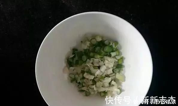 挂面|挂面别再煮着吃了,一点味道都没有!打个鸡蛋做成饼,味道好极了