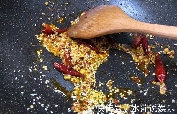 比肉好吃的素菜,3块钱一斤,每次买2根就能炒一盘,看着都解馋