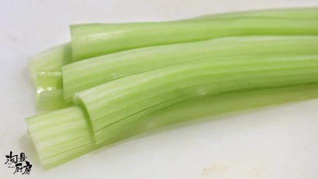 西芹|3种调料就搞定，2步解锁芹菜新吃法
