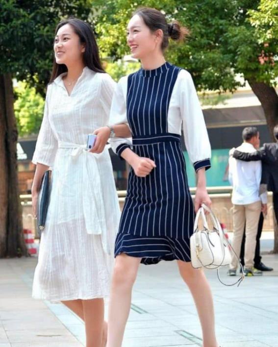 街拍气质高雅的小姐姐，一件吊带背心配开叉裤，时尚女神魅力范