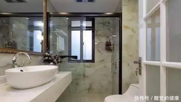 玄关|值得借鉴的轻奢风新房，玄关很“人性化”，简单轻装饰很舒服！