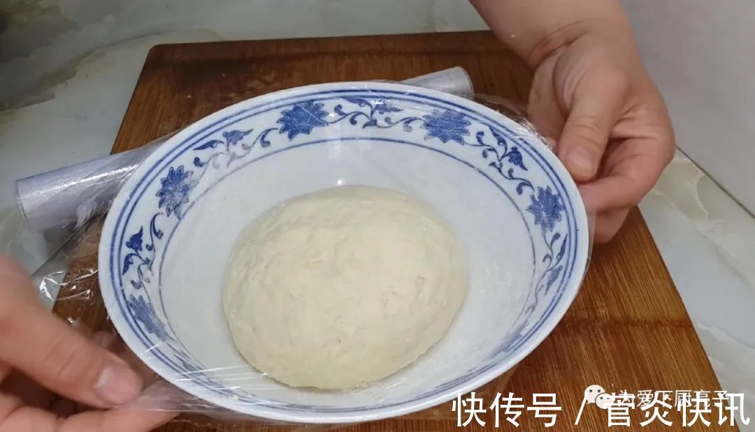 保鲜膜|在家自制烙饼做法,掌握佩服技巧,全家老少都爱吃,真的太好吃了