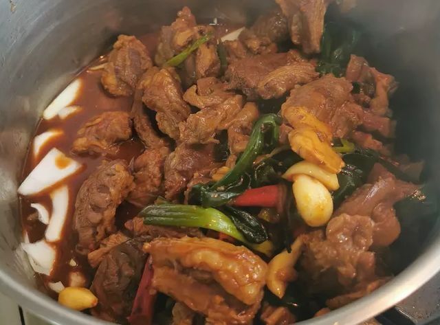 放假在家吃什么?大叔教你红烧牛肉,浓郁入味,口感鲜香,超简单