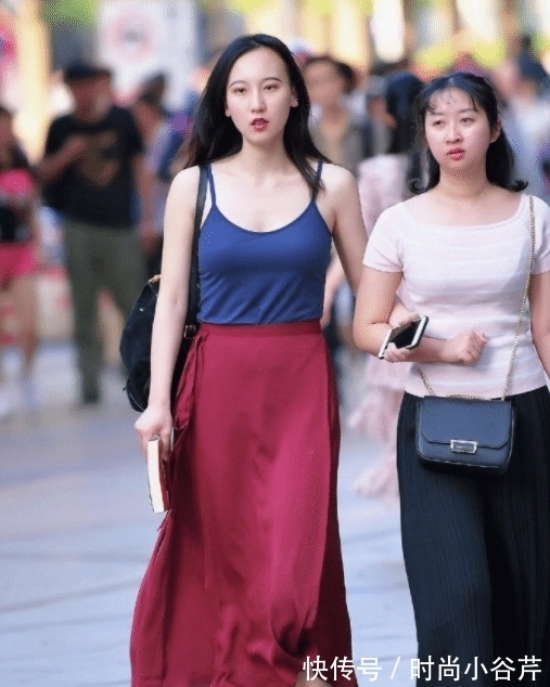 打扮|懂时尚的美女就是会打扮,一身蓝搭红的着装,既个性又时尚
