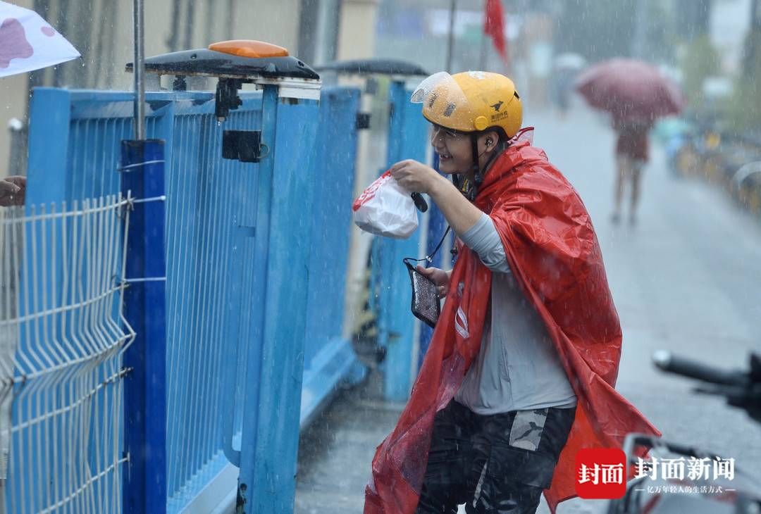 大雨倾盆|大雨倾盆 他们奔驰在路上