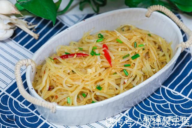 凉拌土豆丝,直接焯水就错了,记住这3点,土豆丝清脆爽口不发黑