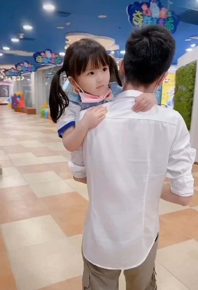 感觉|女儿逛商场累了向爸爸求抱抱,爸爸当场拒绝,随后女儿一句话让爸爸妥协