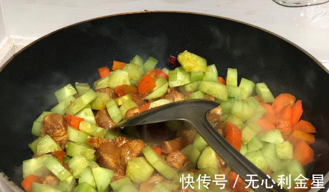 下饭还好吃的宫保鸡丁，简单好做，家人也喜欢吃！