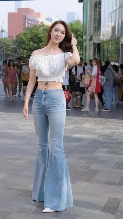 时髦|自信的小姐姐,露肩短上衣配喇叭裤,时髦大方有魅力