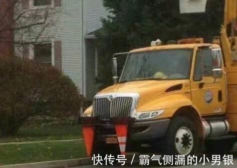 |搞笑图片幽默段子笑话:妹子你的衣服可真别致啊,很潮流哦