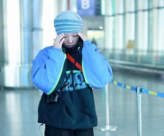 机场|太酷了!窦靖童头顶包装一条“毛巾”出现在机场,与王菲大不相同!