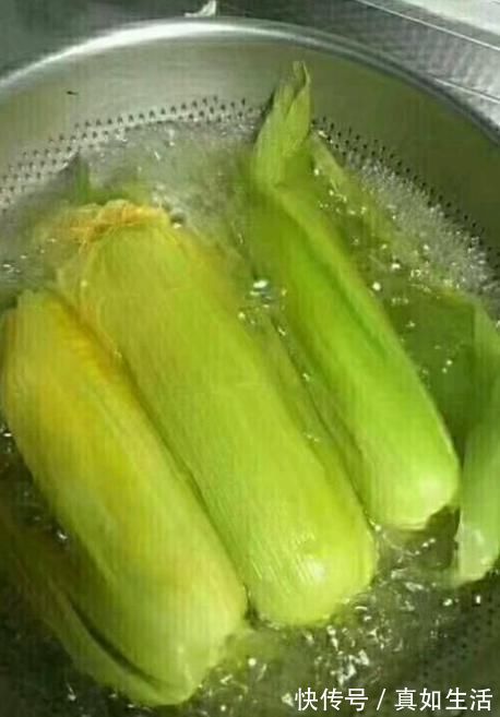 煮玉米，最忌直接冷水下锅煮！再加这两样，玉米清甜软糯吃不腻